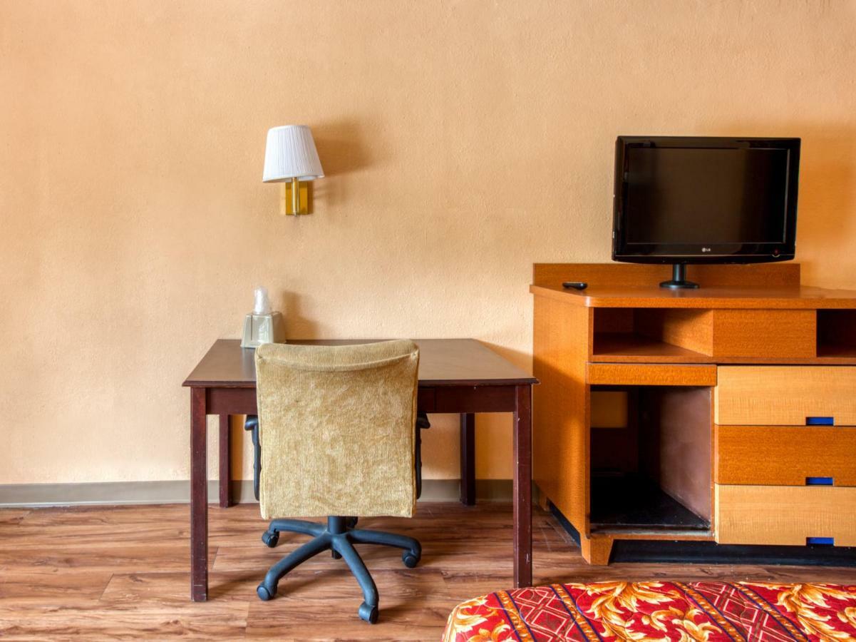 Budgetel Inn & Suites Forest Park Εξωτερικό φωτογραφία